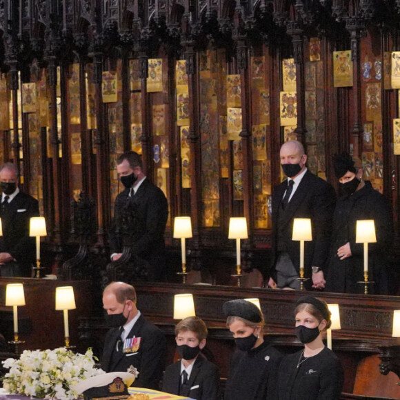 Le prince William, duc de Cambridge, et Catherine (Kate) Middleton, duchesse de Cambridge, Le prince Edward, comte de Wessex, James Mountbatten-Windsor, Sophie Rhys-Jones, comtesse de Wessex, et Louise Mountbatten-Windsor (Lady Louise Windsor), Le prince Charles, prince de Galles, et Camilla Parker Bowles, duchesse de Cornouailles, le comte de Snowdon, Peter Phillips, Mike Tindall, Zara Phillips (Zara Tindall), Jack Brooksbank, La princesse Eugenie d'York, Edoardo Mapelli Mozzi et La princesse Beatrice d'York - Funérailles du prince Philip, duc d'Edimbourg à la chapelle Saint-Georges du château de Windsor, Royaume Uni, le 17 avril 2021.