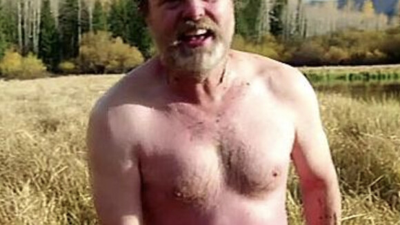 Rainn Wilson (The Office) tout nu avec Bear Grylls, la séquence fait le buzz !