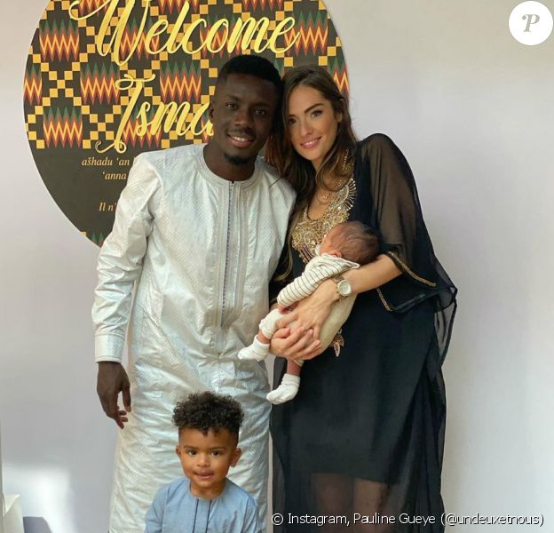 Le footballeur Idrissa Gana Gueye, son épouse Pauline et leurs deux enfants, Isaac et Ismaël.