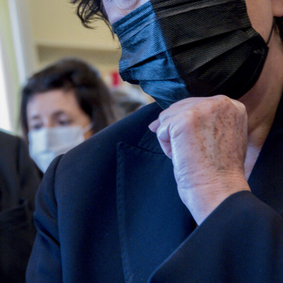 Roselyne Bachelot, ministre de la Culture, remet le prix littéraire Franz Hessel à Emmanuelle Pireyre à Lyon, le 25 février 2021. © Sandrine Thesillat / Panoramic / Bestimage