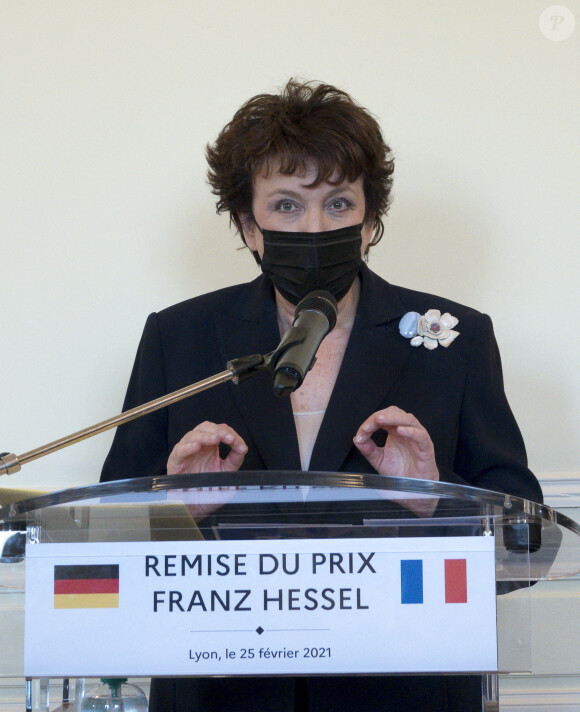 Roselyne Bachelot-Narquin, Ministre de la culture rappelle l importance de l ecriture et de la litterature dans nos vies - Roselyne Bachelot, ministre de la Culture, remet le prix littéraire Franz Hessel à Emmanuelle Pireyre à Lyon, le 25 février 2021. © Sandrine Thesillat / Panoramic / Bestimage