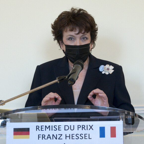 Roselyne Bachelot-Narquin, Ministre de la culture rappelle l importance de l ecriture et de la litterature dans nos vies - Roselyne Bachelot, ministre de la Culture, remet le prix littéraire Franz Hessel à Emmanuelle Pireyre à Lyon, le 25 février 2021. © Sandrine Thesillat / Panoramic / Bestimage