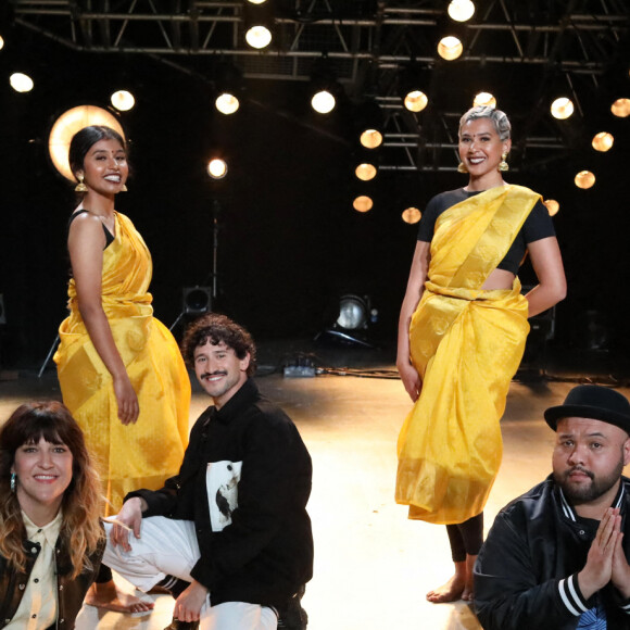 Exclusif - Daphné Bürki, Mehdi Kerkouche (directeur artistique/chorégraphe compagnie EMKA), Usha Jey, Orlane Dédé et Raphaël Yem lors de l'enregistrement de "L'émission : Spéciale On danse chez vous" présentée par Daphné Bürki et Raphaël Yem qui sera diffusée le 24 Avril sur FranceTV. Paris le 21 avril 2021. © Dominique Jacovides / Bestimage