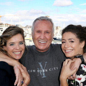 Exclusif - Yves Rénier pose avec ses deux filles Samantha et Lola lors du festival international du film de La Rochelle. © Patrick Bernard/Bestimage 