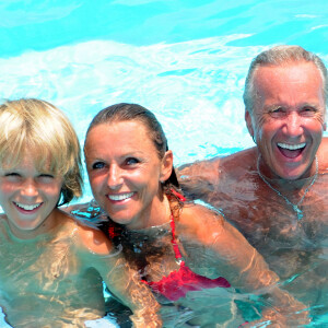 Exclusif - Yves Rénier avec sa femme Karin et un de ses fils à Saint-Barthélémy