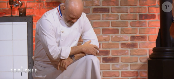 Philippe Etchebest à genoux devant Matthias dans "Top Chef 2021".