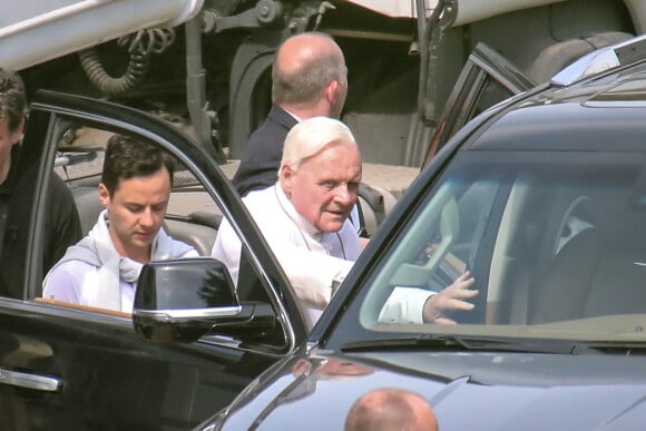 Sir Anthony Hopkins habillé en pape pour le tournage de la série "The Pope" pour Netflix à Rome. Le 18 avril 2018.