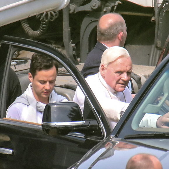 Sir Anthony Hopkins habillé en pape pour le tournage de la série "The Pope" pour Netflix à Rome. Le 18 avril 2018.