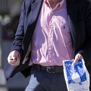 Exclusif - Anthony Hopkins va s'acheter une glace à Malibu. Le 12 décembre 2015.