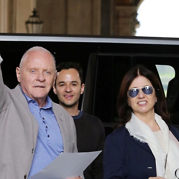 Anthony Hopkins et sa femme Stella Arroyave quittent le Grand Hotel Vesuvio à Naples. Le 9 avril 2018.