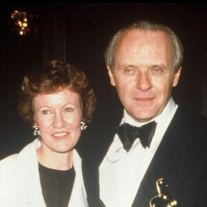 Anthony Hopkins (et sa femme) aux Oscars. L'acteur a été récompensé en 1992 pour son rôle dans le film "Le silence des agneaux".