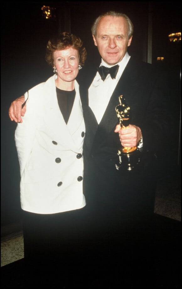 Anthony Hopkins (et sa femme) aux Oscars. L'acteur a été récompensé en 1992 pour son rôle dans le film "Le silence des agneaux".