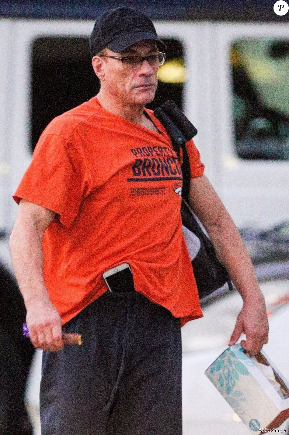 Exclusif - Jean-Claude Van Damme quitte la salle de gym à Los Angeles le 20 novembre 2017.
