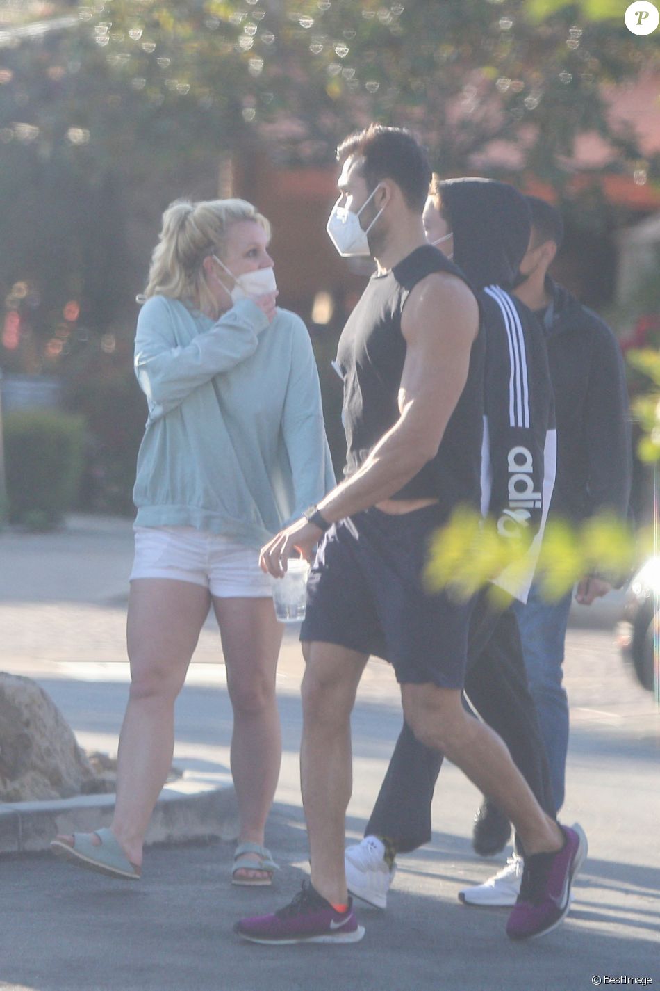 Exclusif - Une des première sorties de Britney Spears depuis l'épidémie de coronavirus (COVID-19) avec son compagnon Sam Asghari et un de ses fils à Los Angeles le 16 mars 2021.