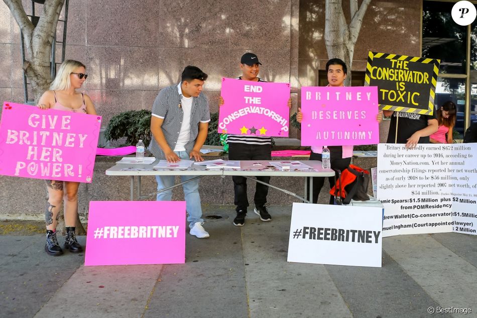 Les fans soutiennent Britney Spears en guerre judiciaire contre son père J. Spears devant le tribunal Stanley Mosk à Los Angeles, le 18 septembre 2019