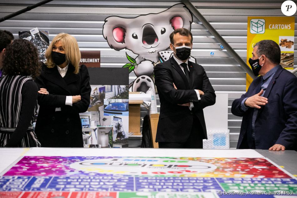 Le président Emmanuel Macron et la première dame Brigitte Macron en visite à l'imprimerie Catalano à Dammartin-en-Goële. Le couple présidentiel a été accueilli par Michel Catalano, ancien otage des frères Kouachi le 9 janvier 2015, et son épouse, Véronique. Le 11 mars 2021. © Romain Gaillard / Pool / Bestimage