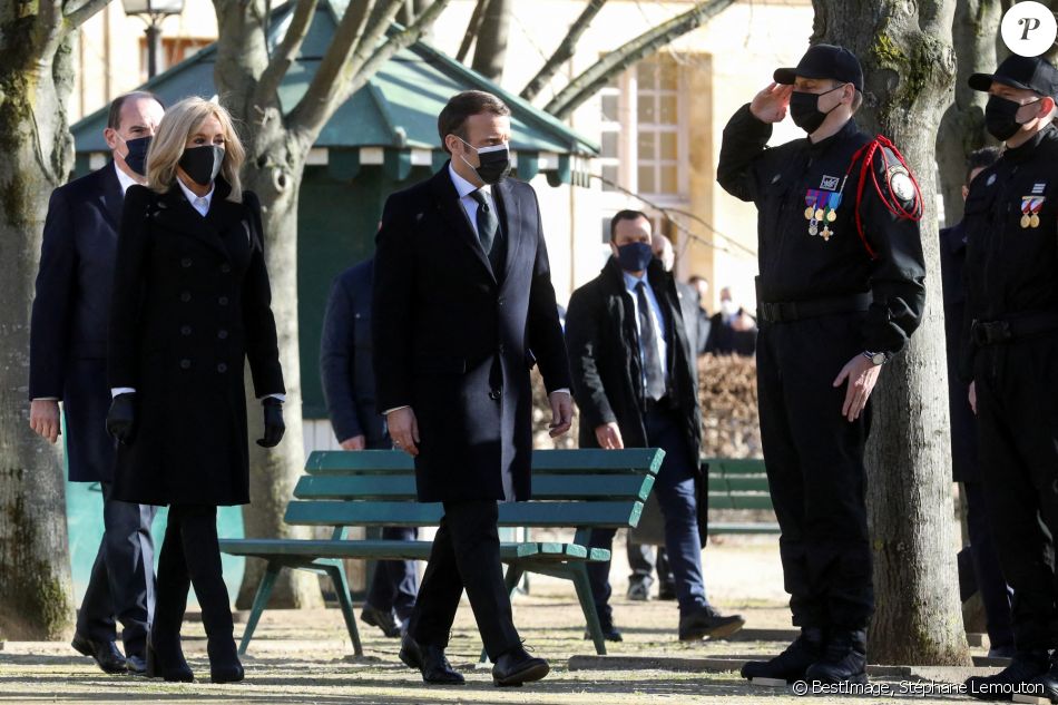 Le président de la république, Emmanuel Macron et la première dame, Brigitte Macron durant la cérémonie d'hommage aux victimes du terrorisme, devant la statue La Parole portée aux Invalides, Paris, France, le 11 mars 2021. © Stéphane Lemouton / Bestimage