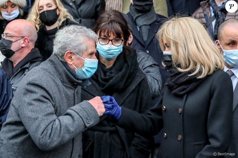 Claude Lelouch et sa compagne Valérie Perrin, la première dame Brigitte Macron - Sorties de la messe en hommage à Robert Hossein en l'église Saint-Sulpice à Paris. Le 9 février 2021