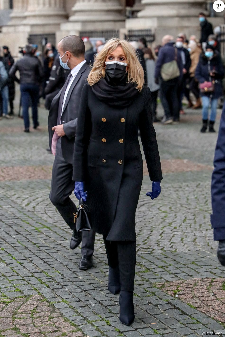 La première dame Brigitte Macron - Sorties de la messe en hommage à Robert Hossein en l'église Saint-Sulpice à Paris. Le 9 février 2021