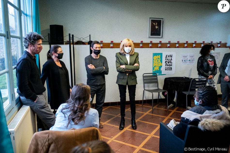 La Première Dame Brigitte Macron (présidente de la Fondation des hôpitaux de France) visite la maison des adolescents du Loir-et-Cher, située rue des écoles, à Blois, France, le 3 février 2021. La structure a bénéficié, lors de sa création, d'une aide financière de l'opération Pièces jaunes. © Cyril Moreau/Bestimage