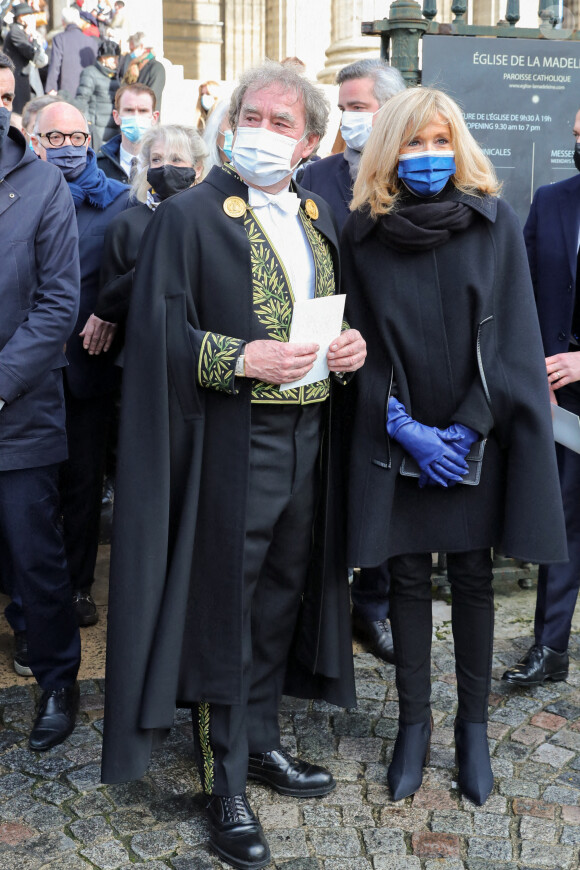 Jean-Michel Wilmotte et Brigitte Macron - Sorties de la messe anniversaire à la mémoire de Pierre Cardin en l'église de La Madeleine à Paris. Le 29 janvier 2021