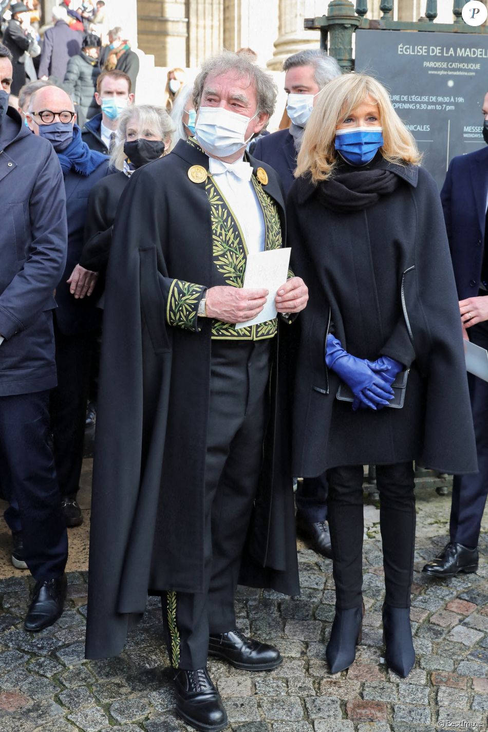 Jean-Michel Wilmotte et Brigitte Macron - Sorties de la messe anniversaire à la mémoire de Pierre Cardin en l'église de La Madeleine à Paris. Le 29 janvier 2021