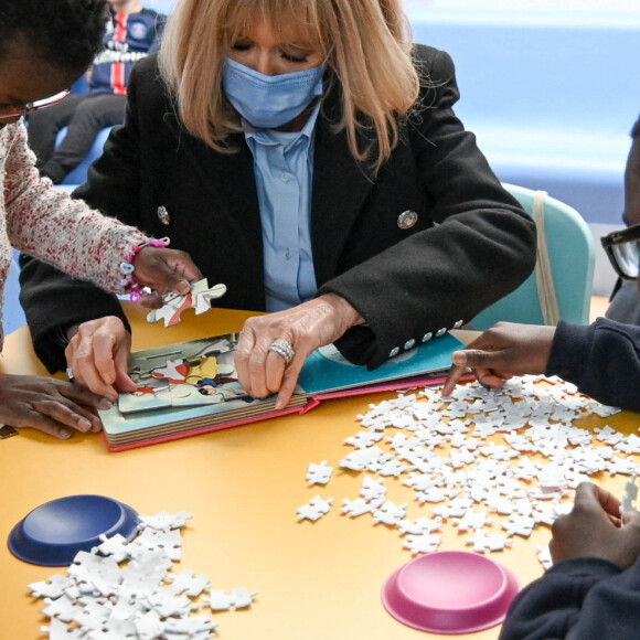 La Première Dame française Brigitte Macron avec l'entraîneur français Didier Deschamps - Visite de l'hôpital pédiatrique de Bullion lors du lancement de la 32ème édition de l'opération de collecte de fonds "Pieces Jaunes", visant à améliorer la vie des enfants hospitalisés à Bullion, France le 18 janvier , 2021. © Eliot Blondet / Pool / Bestimage