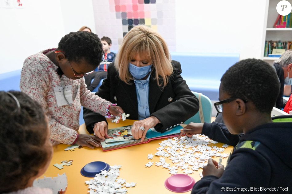 La Première Dame française Brigitte Macron avec l'entraîneur français Didier Deschamps - Visite de l'hôpital pédiatrique de Bullion lors du lancement de la 32ème édition de l'opération de collecte de fonds "Pieces Jaunes", visant à améliorer la vie des enfants hospitalisés à Bullion, France le 18 janvier , 2021. © Eliot Blondet / Pool / Bestimage