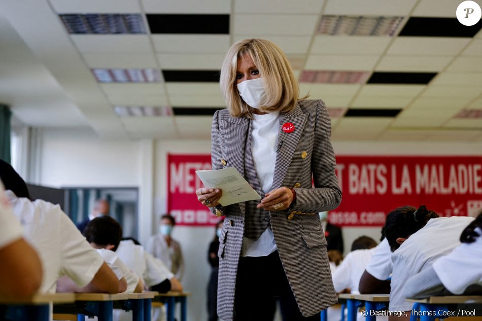 Brigitte Macron fait une dictée aux écoliers en soutien à l'Association Européenne de Leucodystrophie (ELA), au collège Charles-Peguy, Chesnay-Rocquencourt. © Thomas Coex / Pool / Bestimage