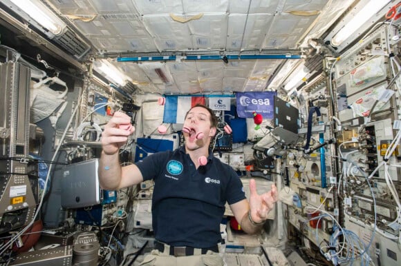 Thomas Pesquet mange des macarons dans la Station Spatiale ISS.