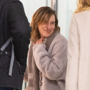 Exclusif - Emilia Clarke de bonne humeur à l'aéroport JFK de New York le 31 octobre 2019.
