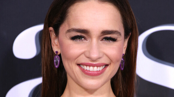Emilia Clarke : Son image utilisée dans son dos, elle réclame 5 millions de dollars !