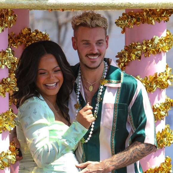 Christina Milian, enceinte, et son compagnon M Pokora (Matt) font la promotion de la marque "Beignet Box" de Christina sur un char lors d'une parade à Los Angeles