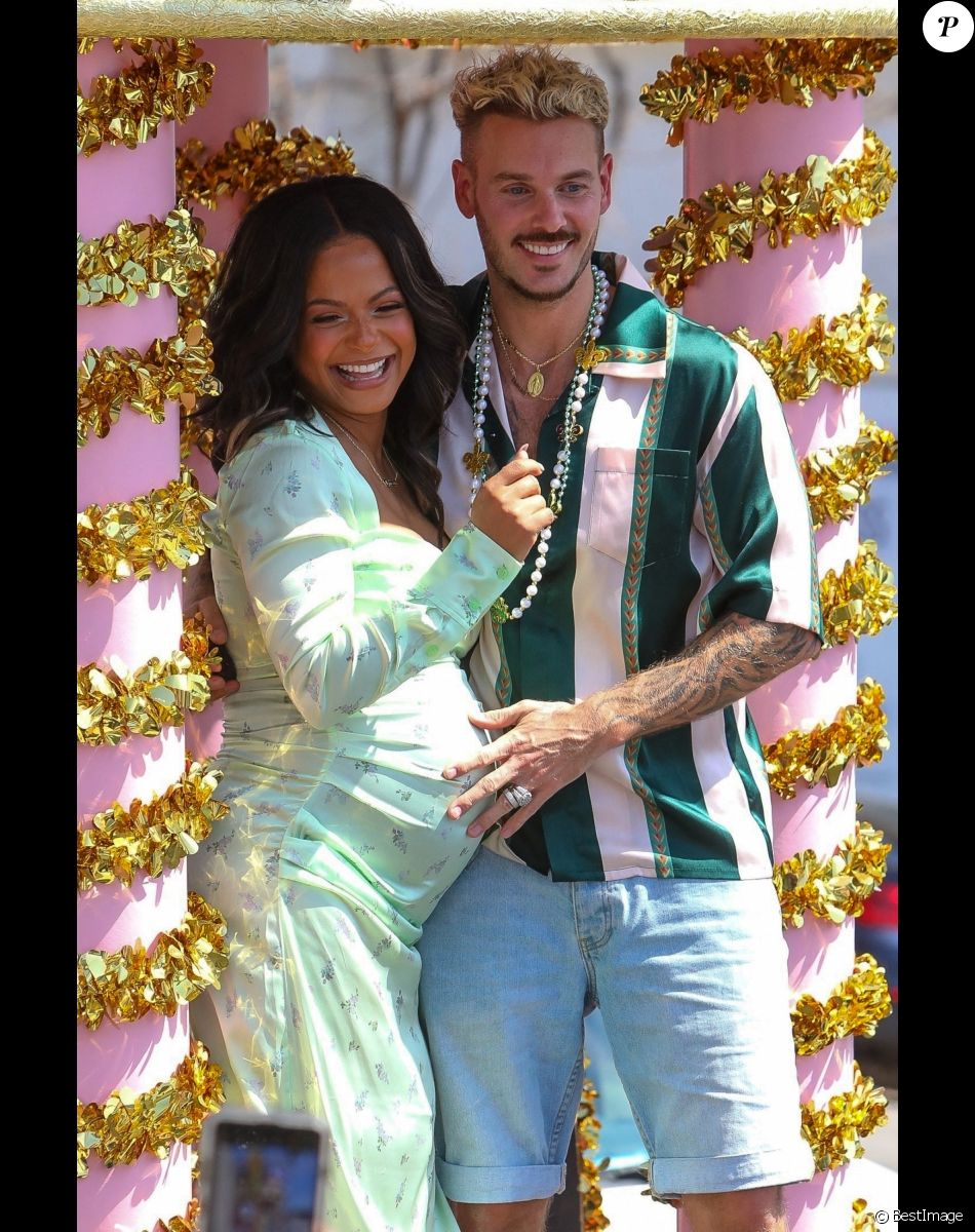 Christina Milian, enceinte, et son compagnon M Pokora (Matt) font la promotion de la marque "Beignet Box" de Christina sur un char lors d'une parade à Los Angeles