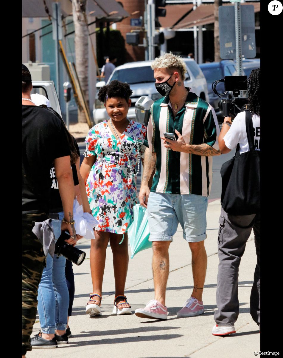 M.Pokora et sa belle-fille Violet à Los Angeles, le 10 avril 2021.