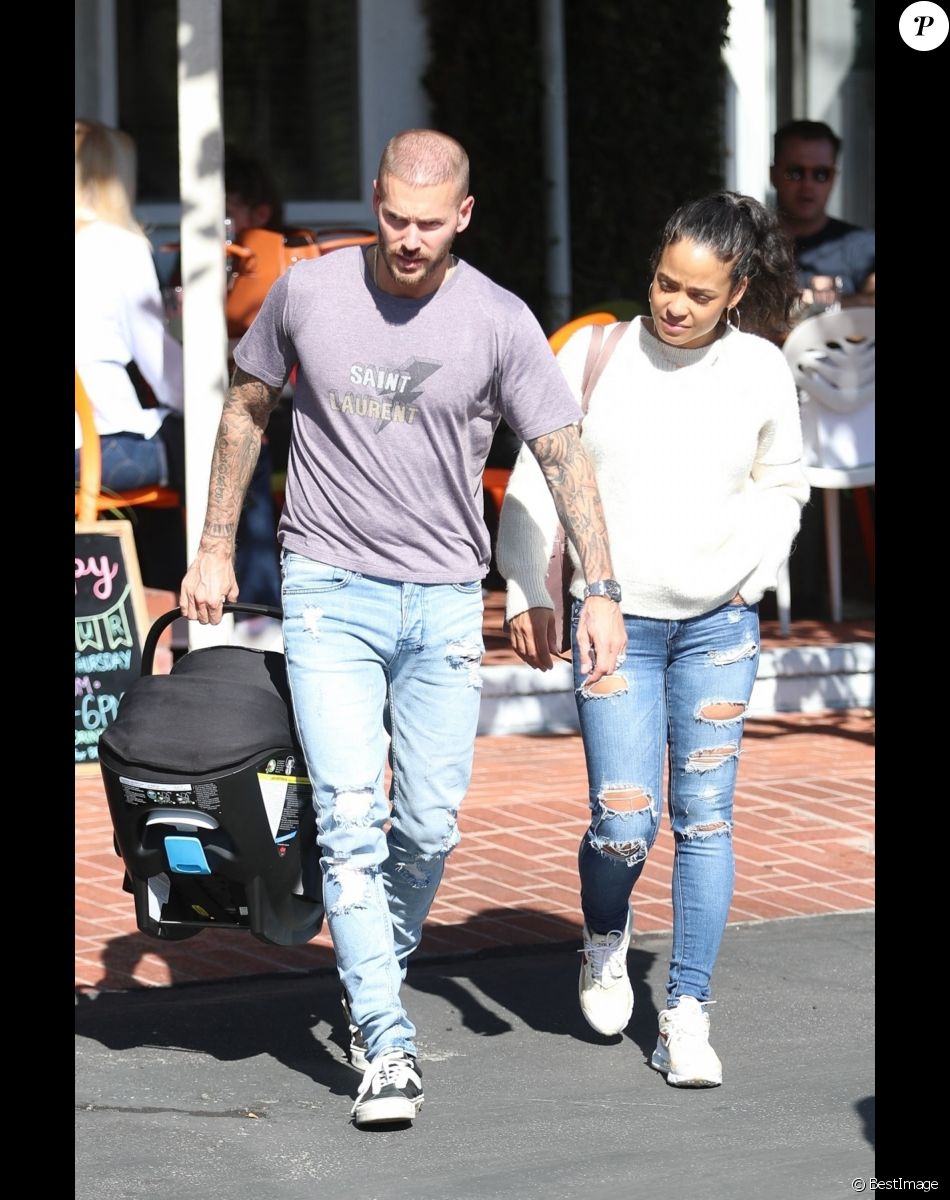 Matt Pokora et sa compagne Christina Milian se baladent avec leur fils Isaiah dans le quartier de West Hollywood à Los Angeles. Le 11 février 2020