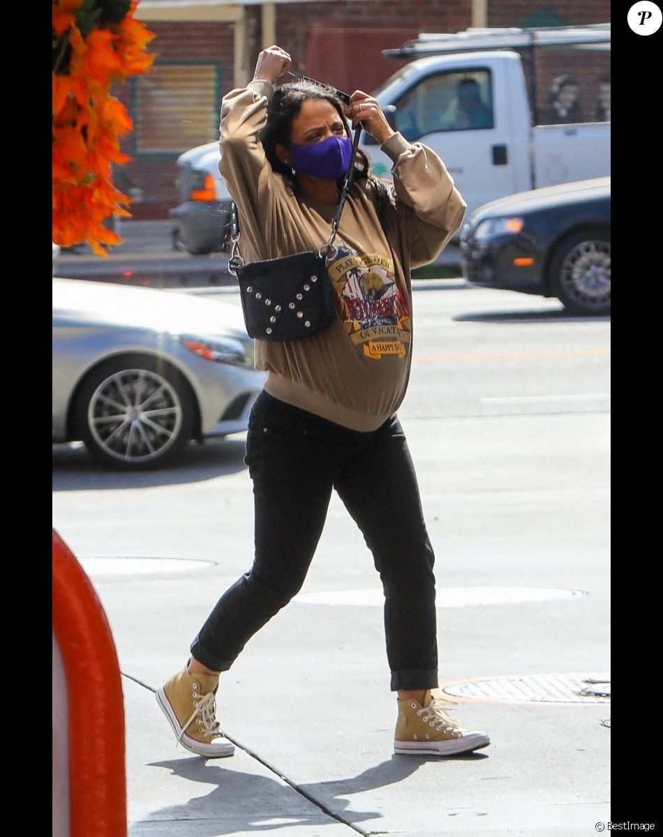 Exclusif - Christina Milian, enceinte, fait le plein d'essence dans une station service de Los Angeles, le 15 avril 2021.