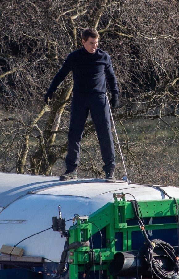 Tom Cruise sur le toit d'un train en mouvement pendant le tournage d'une scène du film "Mission Impossible 7" dans le Yorkshire, Royaume Uni, le 22 avril 2021.