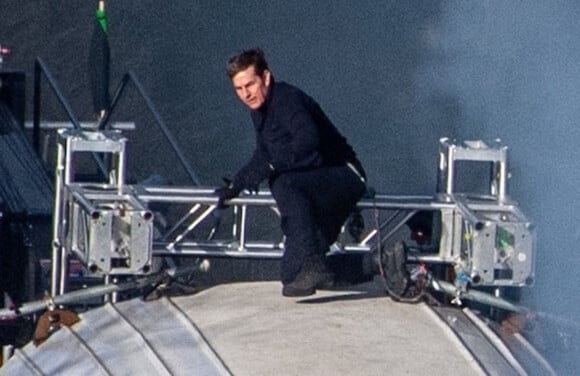 Tom Cruise tourne une scène d'action sur le toit d'un train pour le film "Mission Impossible 7" à Yorkshire, le 21 avril 2021.
