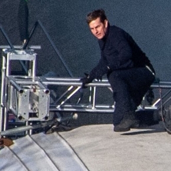Tom Cruise tourne une scène d'action sur le toit d'un train pour le film "Mission Impossible 7" à Yorkshire, le 21 avril 2021.