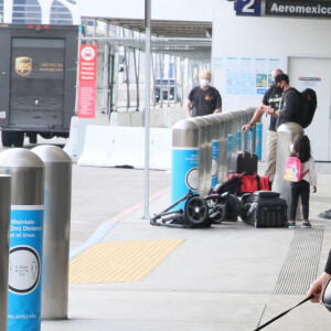 Exclusif - Catherine Zeta-Jones arrive à l'aéroport de Los Angeles (LAX) avec son chien, le 20 novembre 2020.