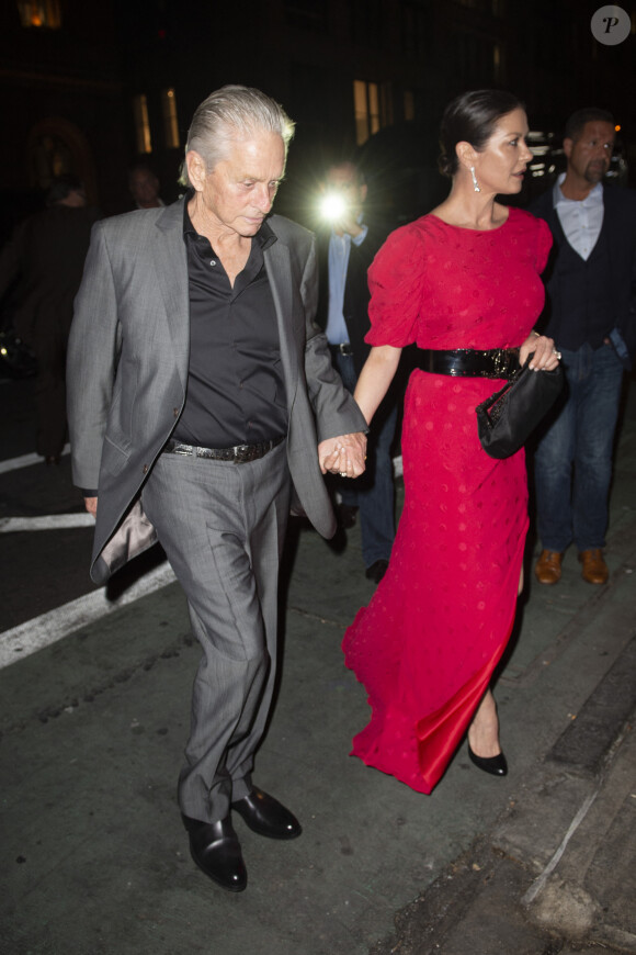 Michael Douglas et sa femme Catherine Zeta-Jones à la sortie de leur dîner d'anniversaire à New York, le 25 septembre 2019.