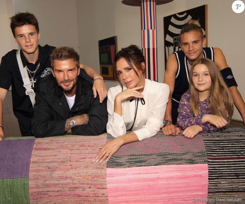 David Beckham, Victoria Beckham et leurs enfants Cruz, Harper et Romeo lors du défilé Victoria Beckham printemps-été 2021, à la Fashion Week de Londres.