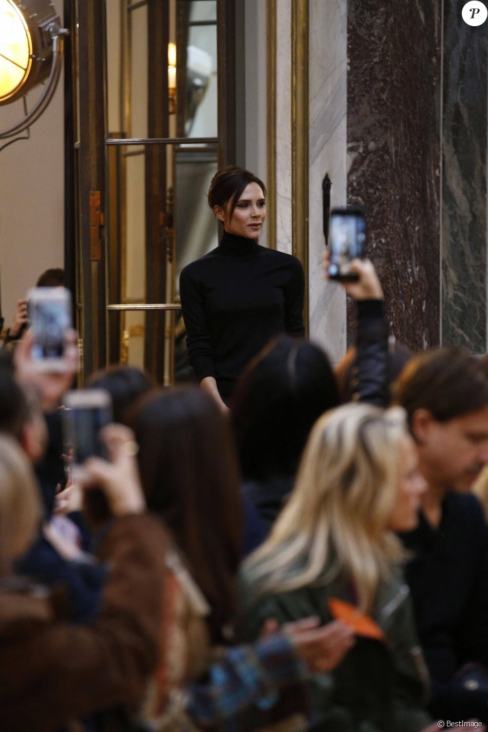 Victoria Beckham salue son mari et ses enfants à la fin de son défilé lors de la fashion week à New York le 11 février 2018.