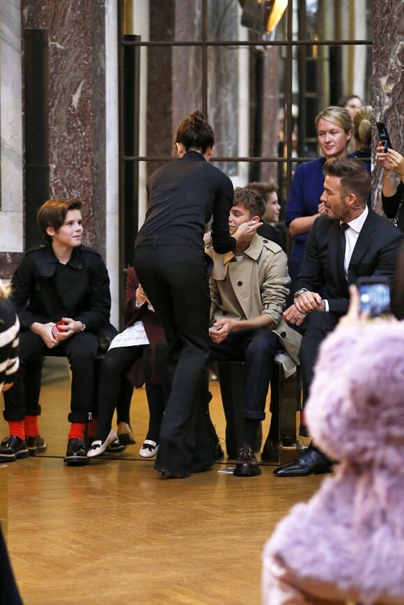Victoria Beckham embrasse son mari David et leurs enfants à l'ssue du défilé Victoria Beckham, collection prêt-à-porter Automne-Hiver 2018. New York, le 11 février 2018.