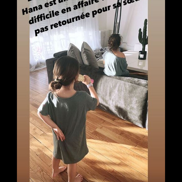 Sofia et Hana, les deux filles d'Amel Bent, jouent à "The Voice". Le 30 mars 2021.