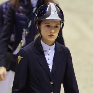 Exclusif - Lola Courbet, la fille de l'animateur Julien Courbet, en reconnaissance avec son père au jumping international de Bordeaux le 7 février 2016. Lola Courbet monte pour son partenaire Victory Horse. © Thibaud Moritz/Quentin Salinier/Bestimage 