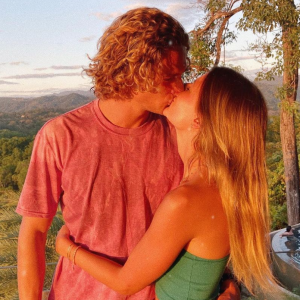 Lola Courbet, la fille de Julien Courbet, s'affiche en couple sur Instagram