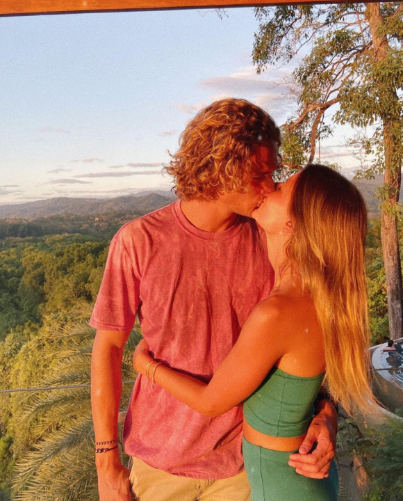 Lola Courbet, la fille de Julien Courbet, s'affiche en couple sur Instagram