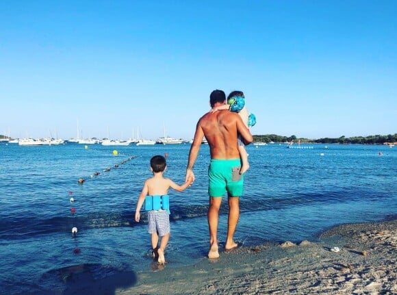 Vincent Roux de "Koh-Lanta" avec ses deux fils à la plage, le 16 août 2019